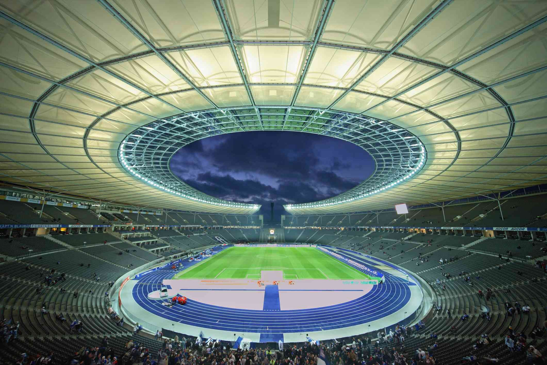 Sân Olympic là công trình thể thao và kiến trúc hàng đầu của Đức, với sức chứa hơn 70.000 người và là sân nhà của Hertha Berlin. Sân được xây theo phong cách Neoclassical. Sân từng tổ chức các kỳ Thế vận hội và World Cup. Năm nay, sân Olympic là nơi diễn ra trận chung kết EURO 2024.