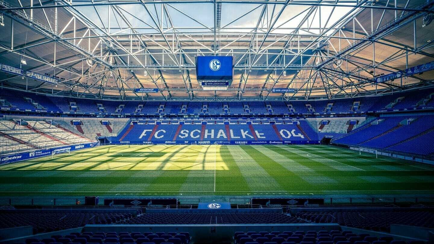 Sân Gelsenkirchen của Schalke còn có tên là Veltins-Arena theo tên nhà tài trợ, với sức chứa 50.000 khán giả. Sân có mái vòm đóng mở nặng 11.000 tấn, giúp bảo vệ mặt cỏ sân và tạo điều kiện thuận lợi nhất cho thi đấu. Sân tọa lạc ngay trên những đường hầm không còn được sử dụng của thành phố mỏ.