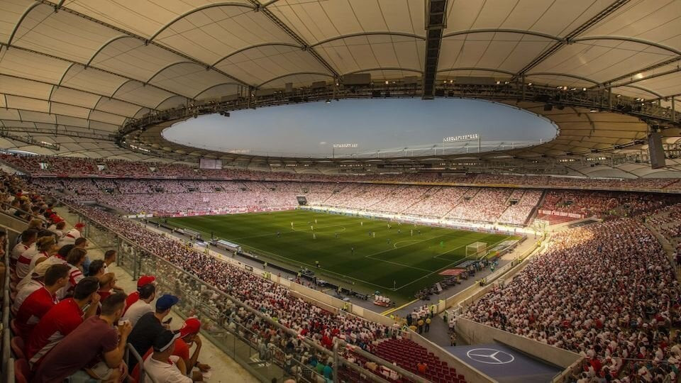 Stuttgart Arena là sân nhà của CLB VfB Stuttgart, với sức chứa 54.000 khán giả. Sân bóng này ra đời từ năm 1933 và trải qua rất nhiều đợt tu sửa. Sân có mái che bằng vải được làm từ polyester phủ PVC. Stuttgart Arena là sự kết hợp giữa kiến trúc hiện đại và truyền thống, phù hợp để tổ chức các sự kiện quốc tế lớn.