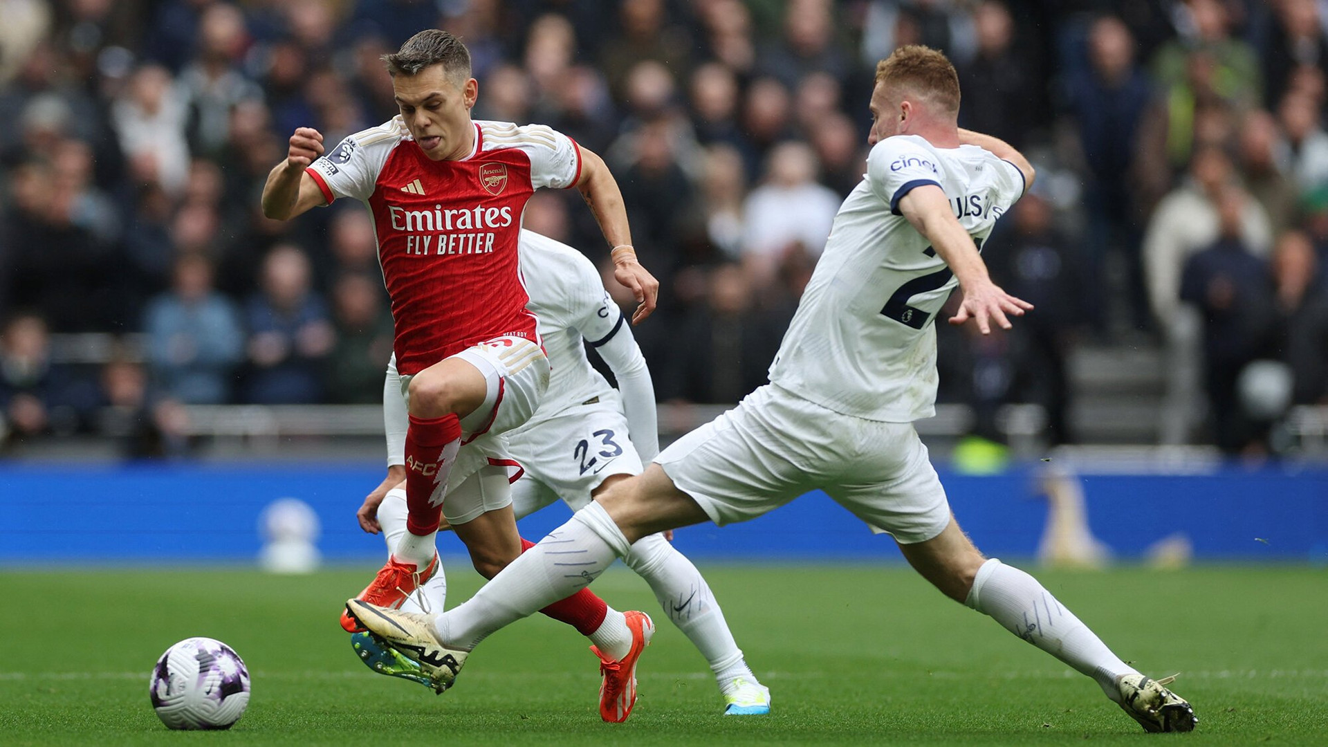 Tottenham ép sân nhưng Arsenal hiệu quả hơn trong hiệp 1. (Ảnh: Reuters)