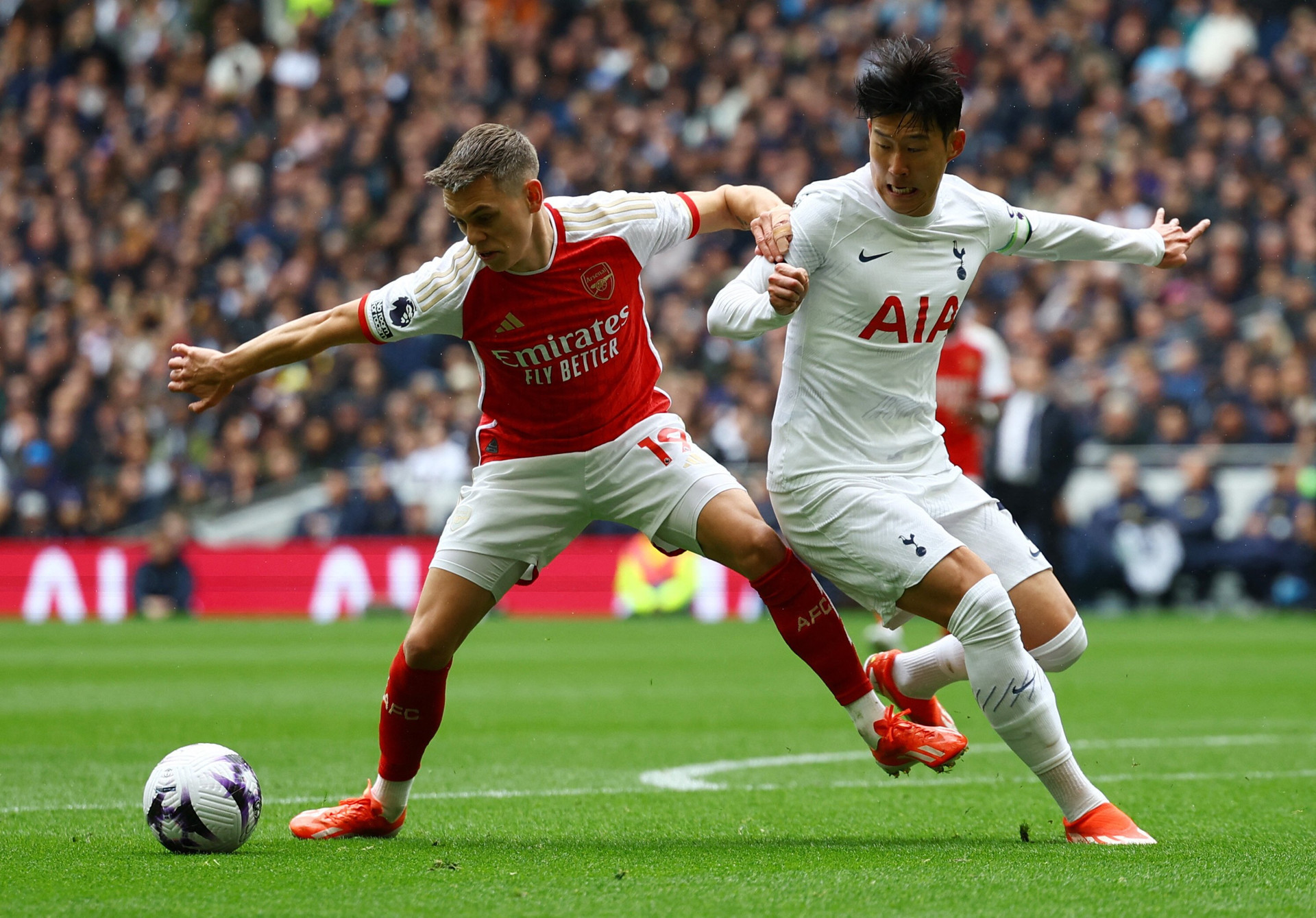Tottenham và Arsenal tạo nên trận đấu căng thẳng từ đầu đến cuối. (Ảnh: Reuters)
