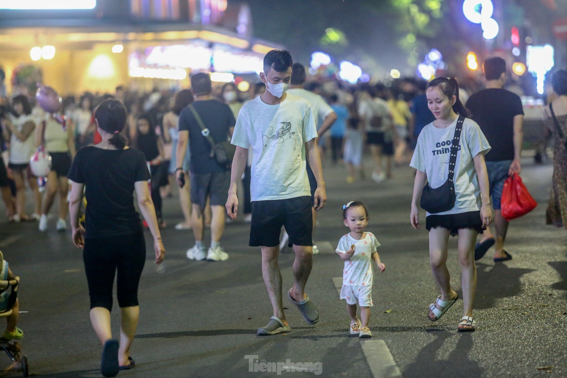 Chiều tối, người dân đổ xô lên phố đi bộ hồ Gươm 'hóng gió' trong ngày nghỉ lễ. ảnh 11