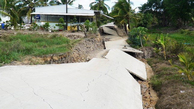 Cà Mau: Cầu nghiêng ngả, đường tiền tỷ sụt xuống sông vì khô hạn ảnh 1