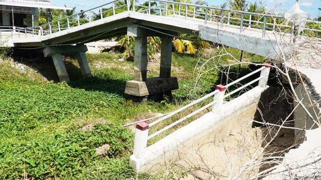 Cà Mau: Cầu nghiêng ngả, đường tiền tỷ sụt xuống sông vì khô hạn ảnh 2