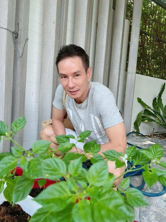 Đại gia U60 đưa mỹ nhân kém 17 tuổi về biệt thự ngoại ô trị giá hàng triệu đô để học trồng rau, làm vườn-12
