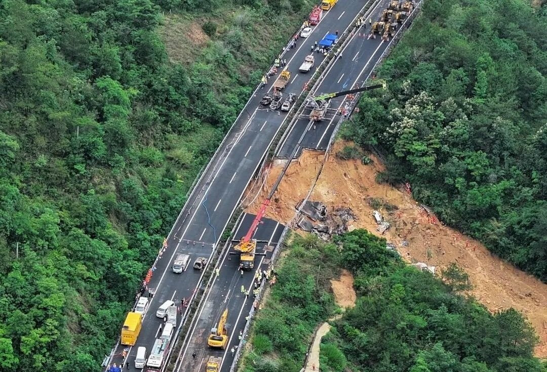 Hiện trường vụ sập đường cao tốc Mai Châu - Đại Bộ ở thành phố Mai Châu, tỉnh Quảng Đông, Trung Quốc. (Ảnh: CCTV)