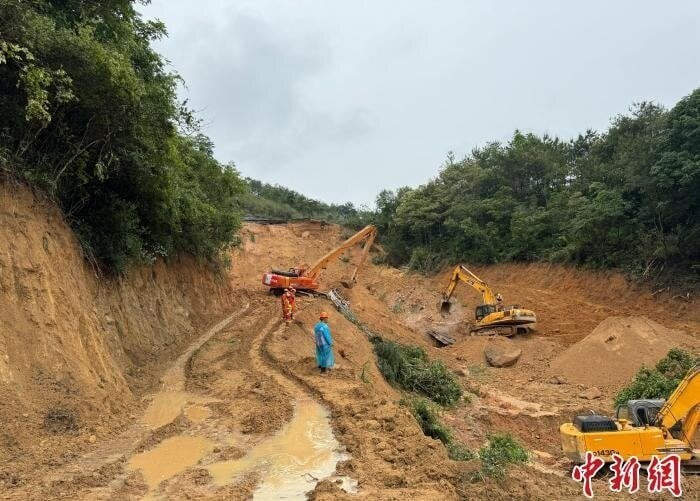 Khu vực sụt lún có mưa lớn gây khó khăn cho công tác cứu hộ. (Ảnh: Chinanews)