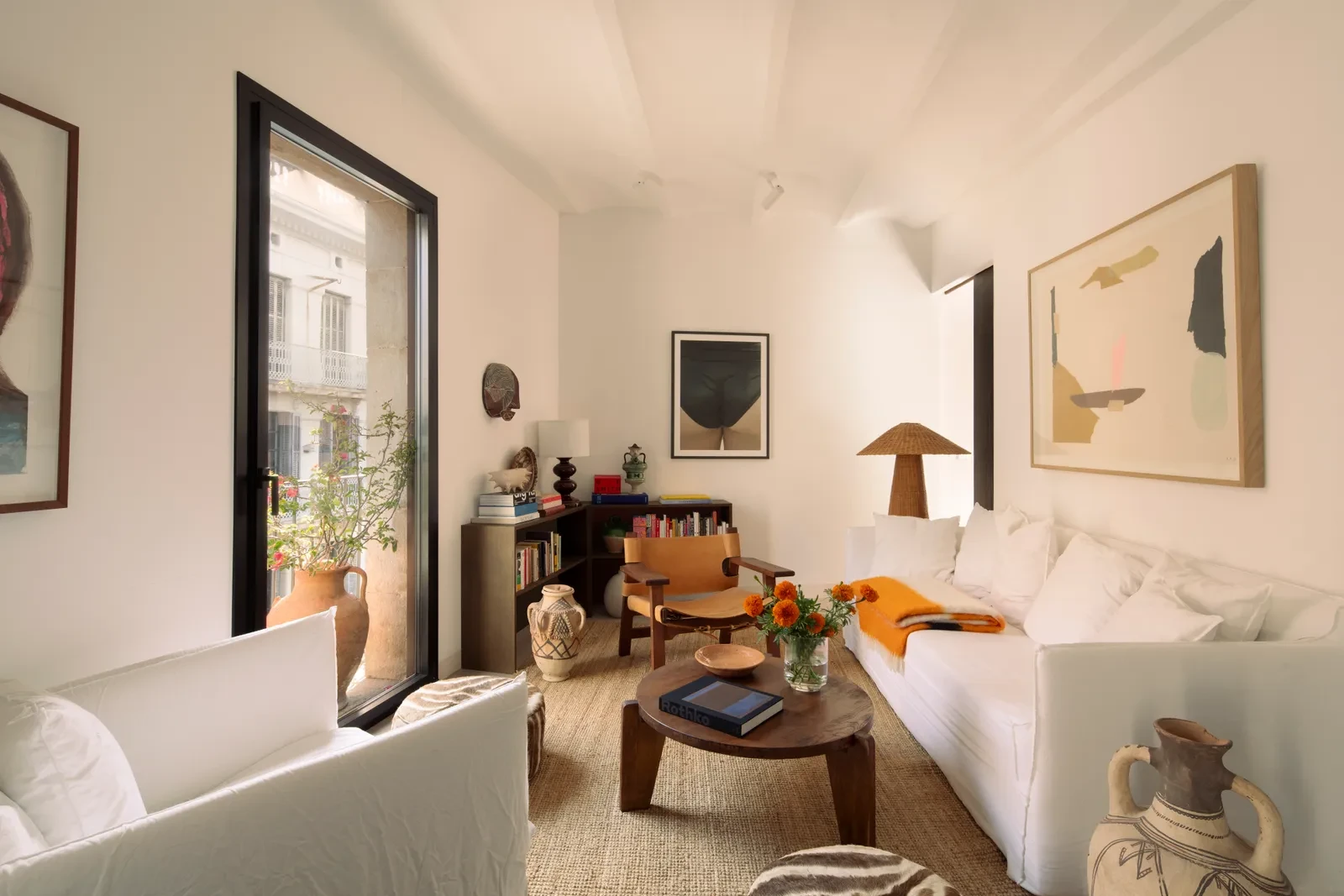 Trang bị nội thất cho một phòng khách dài và hẹp chưa bao giờ là điều dễ dàng, nhưng nhà thiết kế nội thất Juan Moreno López-Calull và nhà thiết kế đồ họa Pieter de Groot đã khiến nó trông như một cơn gió nhẹ trong căn hộ rộng 600 m2 ở Barcelona của họ. Với ghế sofa Sant Gervasoni và bàn cà phê Jean Prouvé, khu vực tiếp khách thoải mái nhưng tinh tế. Tuy nhiên, phần tuyệt vời nhất là giá sách ở góc thấp, thông minh, biến không gian chết thành nơi lưu trữ.
