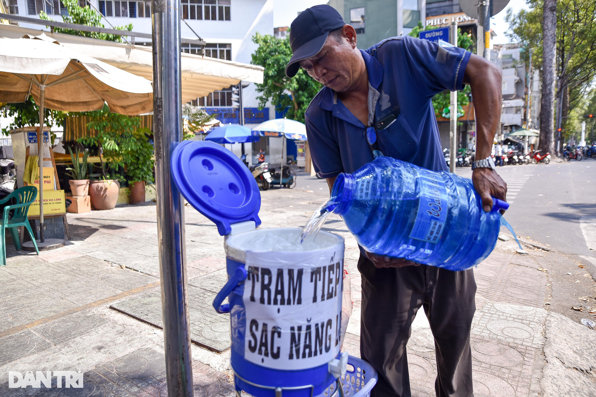 Nước mát miễn phí giúp người dân TPHCM giải nhiệt giữa nắng nóng gay gắt - 10