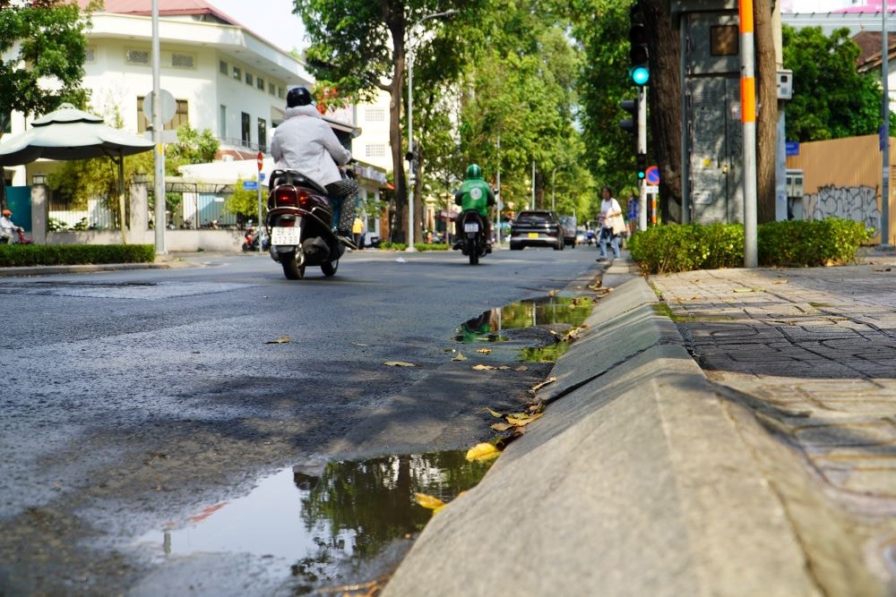 Nước đọng lại trên đường Lê Quý Đôn (Quận 3) sau cơn mưa.