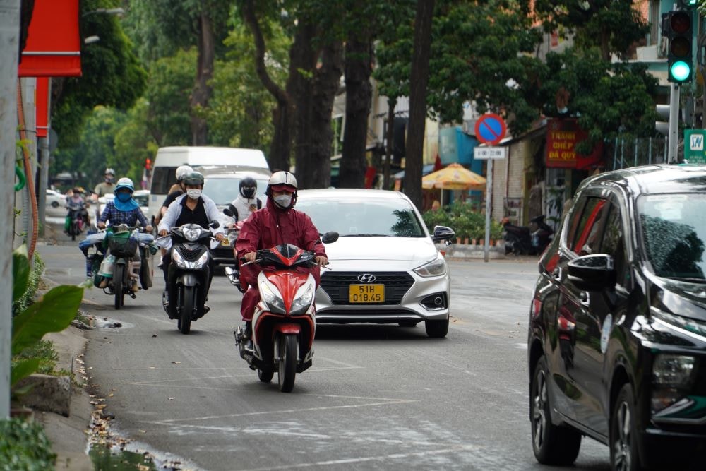 Chị Nga buôn bán ở vỉa hè cho biết cơn mưa tuy nhỏ nhưng cũng phần nào giải tỏa được sức nóng gay gắt từ nhiều tháng qua. “Qua nay thấy mưa ở ngoại thành nên tôi cũng mong sau mưa vào trong trung tâm để bớt nóng”, chị Nga nói. 