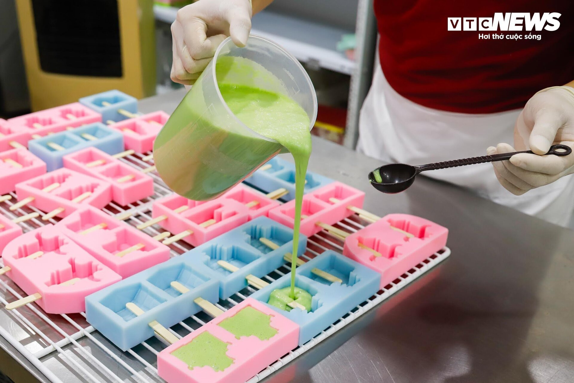 Cận cảnh quy trình làm kem 3D tạo hình 11 địa danh nổi tiếng ở Hà Nội - 11