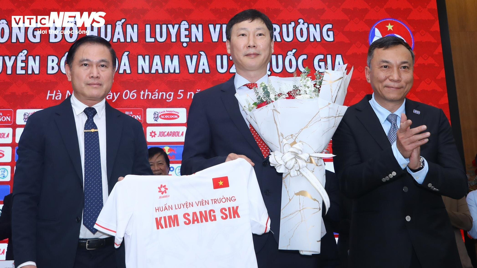 Ông Kim Sang-sik (giữa) chính thức trở thành HLV đội tuyển Việt Nam. (Ảnh: Kim Chi)