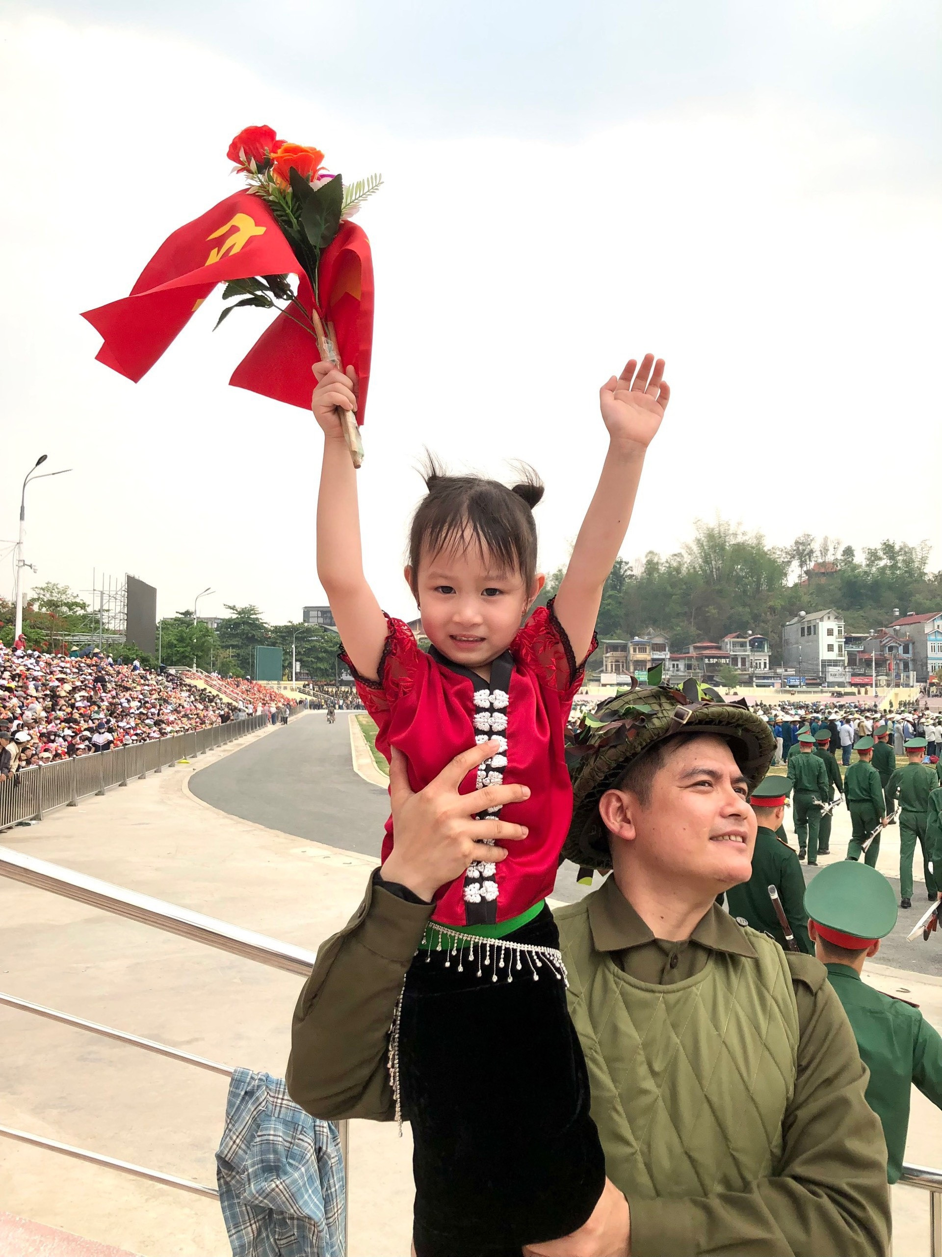 Em bé được chọn làm bé gái tượng đài ở Điện Biên Phủ bất ngờ nổi tiếng - 2