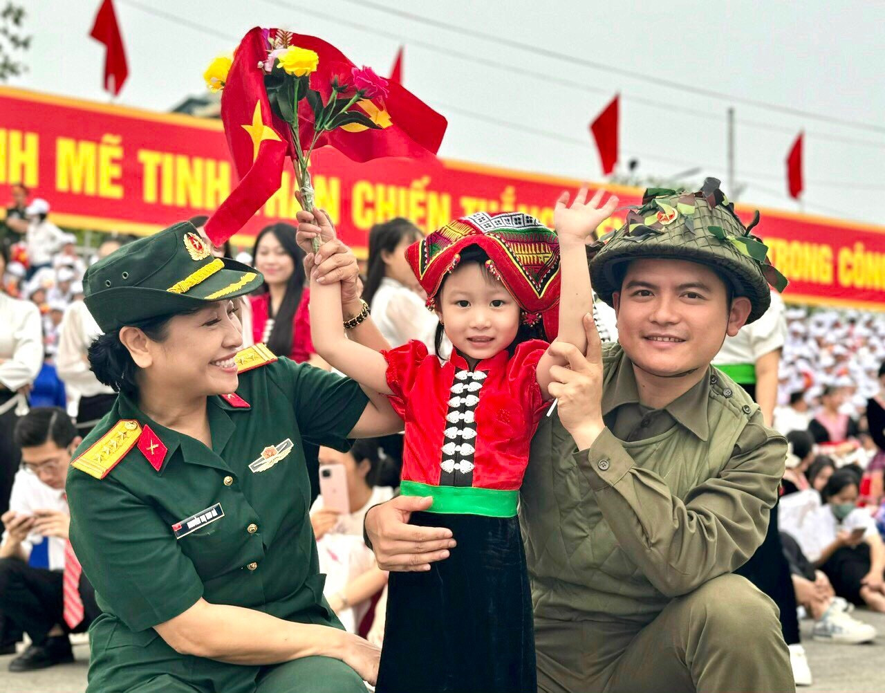 Em bé được chọn làm bé gái tượng đài ở Điện Biên Phủ bất ngờ nổi tiếng - 1