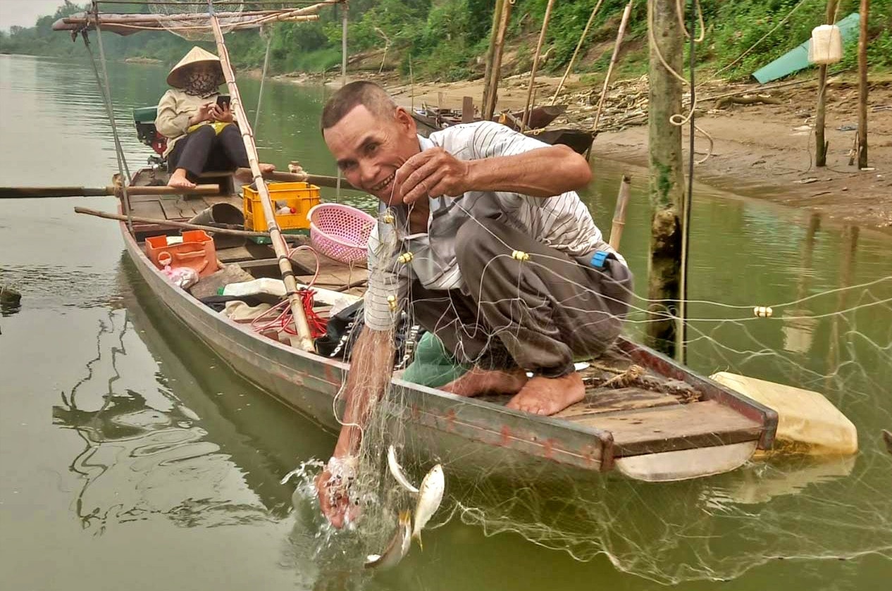 ca moi duoc coi la loc troi cho dan van chai ven song lam.jpg