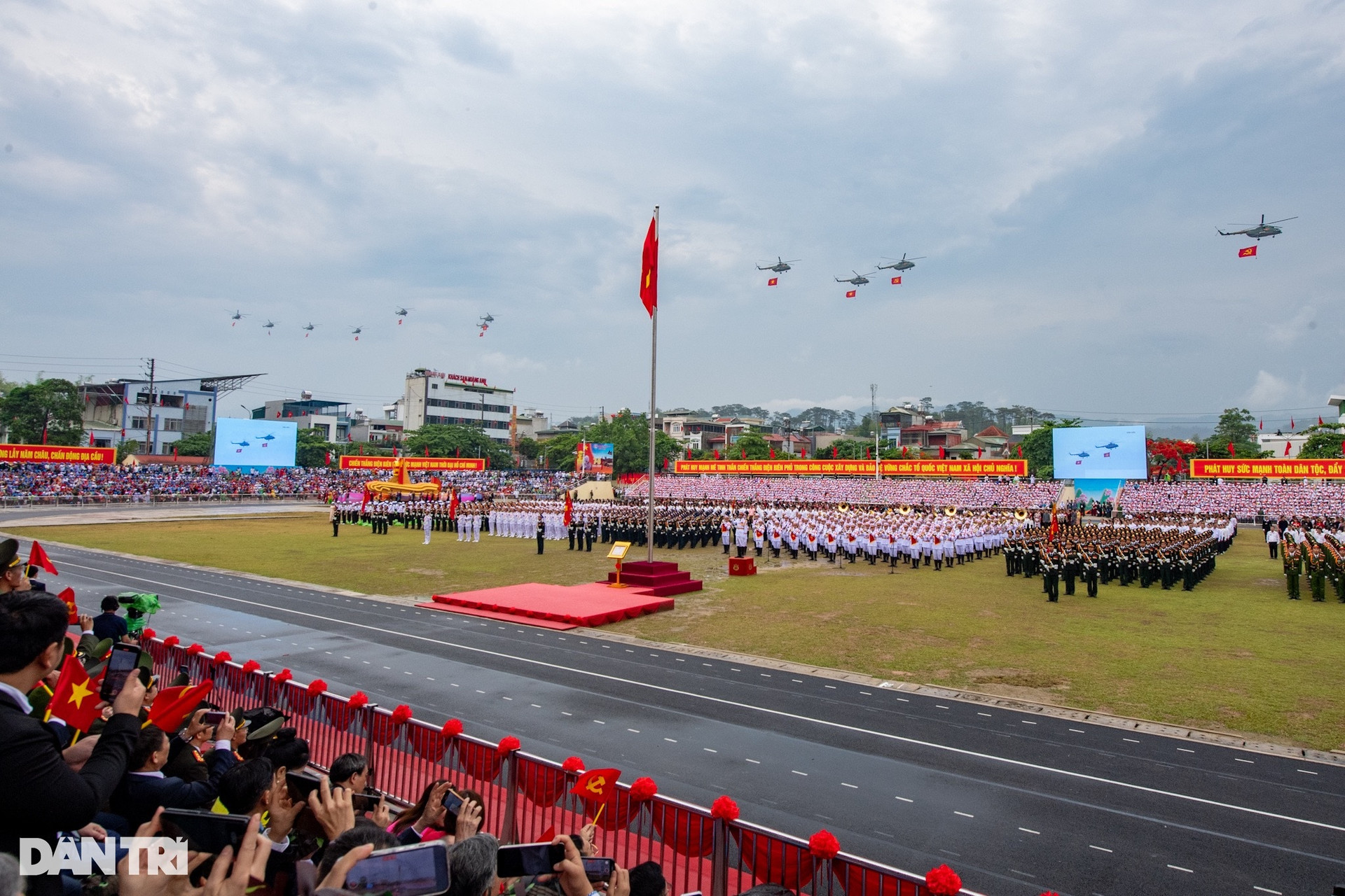 Hình ảnh ấn tượng Lễ diễu binh kỷ niệm 70 năm Chiến thắng Điện Biên Phủ - 1