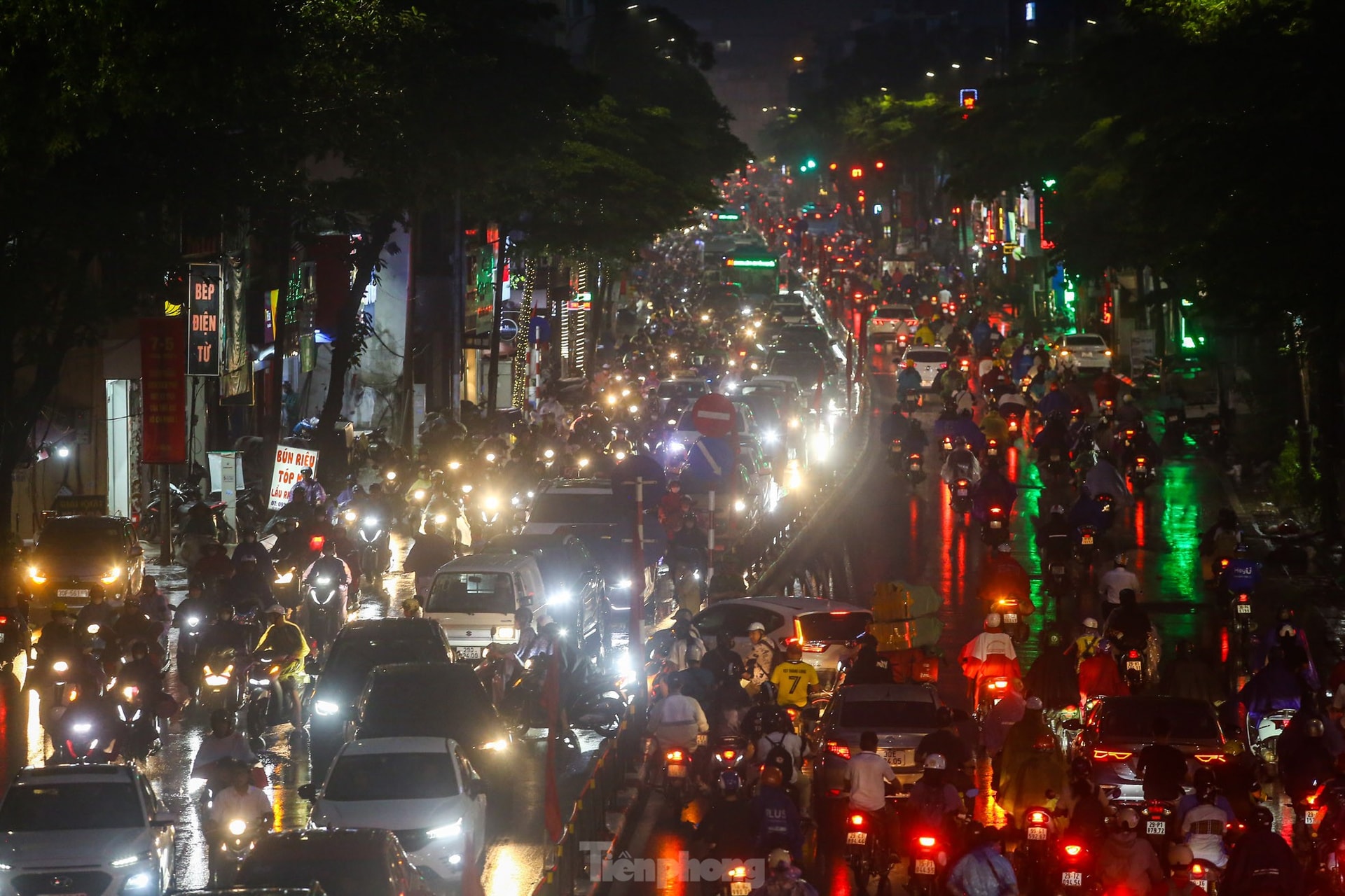 Mưa lớn đúng giờ tan tầm, người Hà Nội chật vật vượt ùn tắc ‘tìm đường’ về nhà ảnh 1