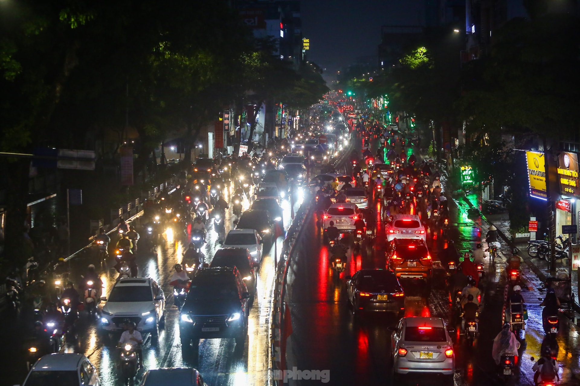 Mưa lớn đúng giờ tan tầm, người Hà Nội chật vật vượt ùn tắc ‘tìm đường’ về nhà ảnh 2