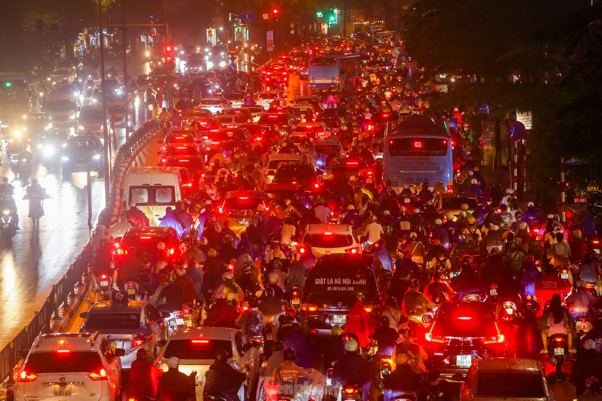 Mưa lớn đúng giờ tan tầm, người Hà Nội chật vật vượt ùn tắc ‘tìm đường’ về nhà ảnh 7