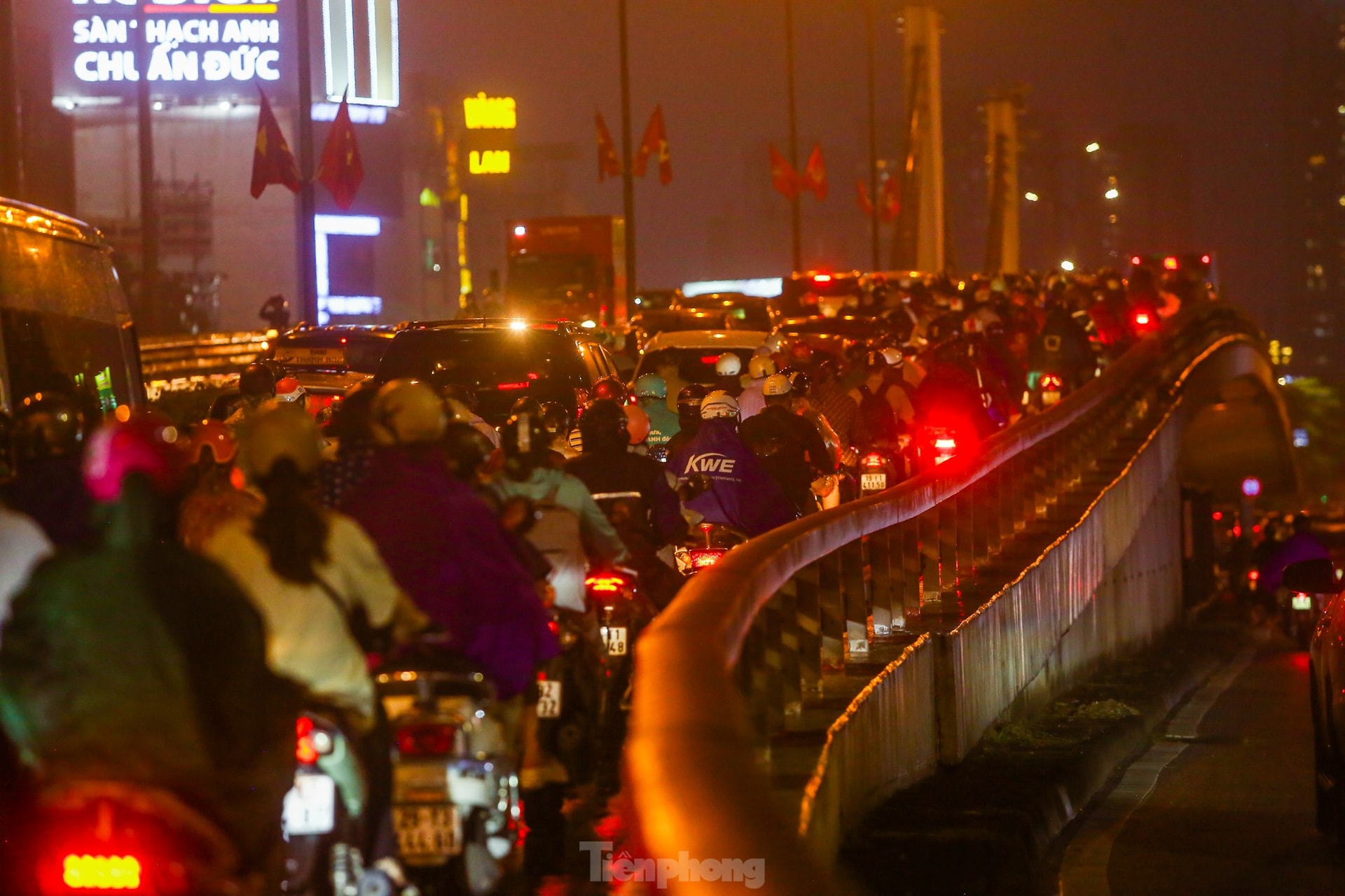 Mưa lớn đúng giờ tan tầm, người Hà Nội chật vật vượt ùn tắc ‘tìm đường’ về nhà ảnh 8