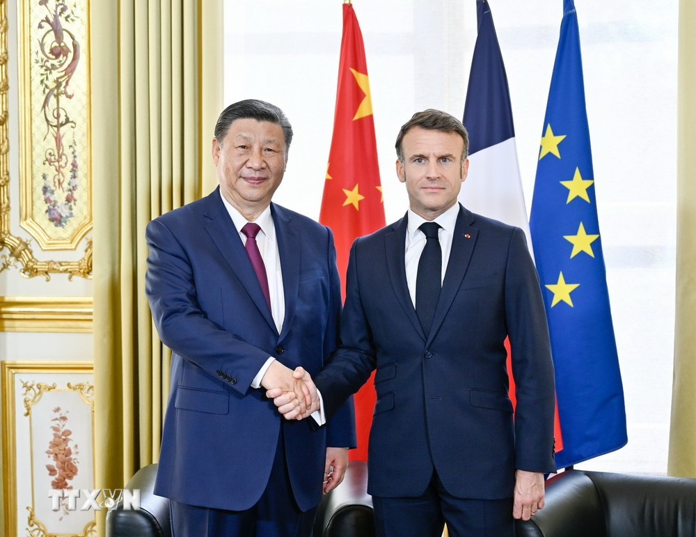 Tổng thống Pháp Emmanuel Macron (phải) và Chủ tịch Trung Quốc Tập Cận Bình tại cuộc hội đàm ở Paris, Pháp. (Ảnh: THX/TTXVN)