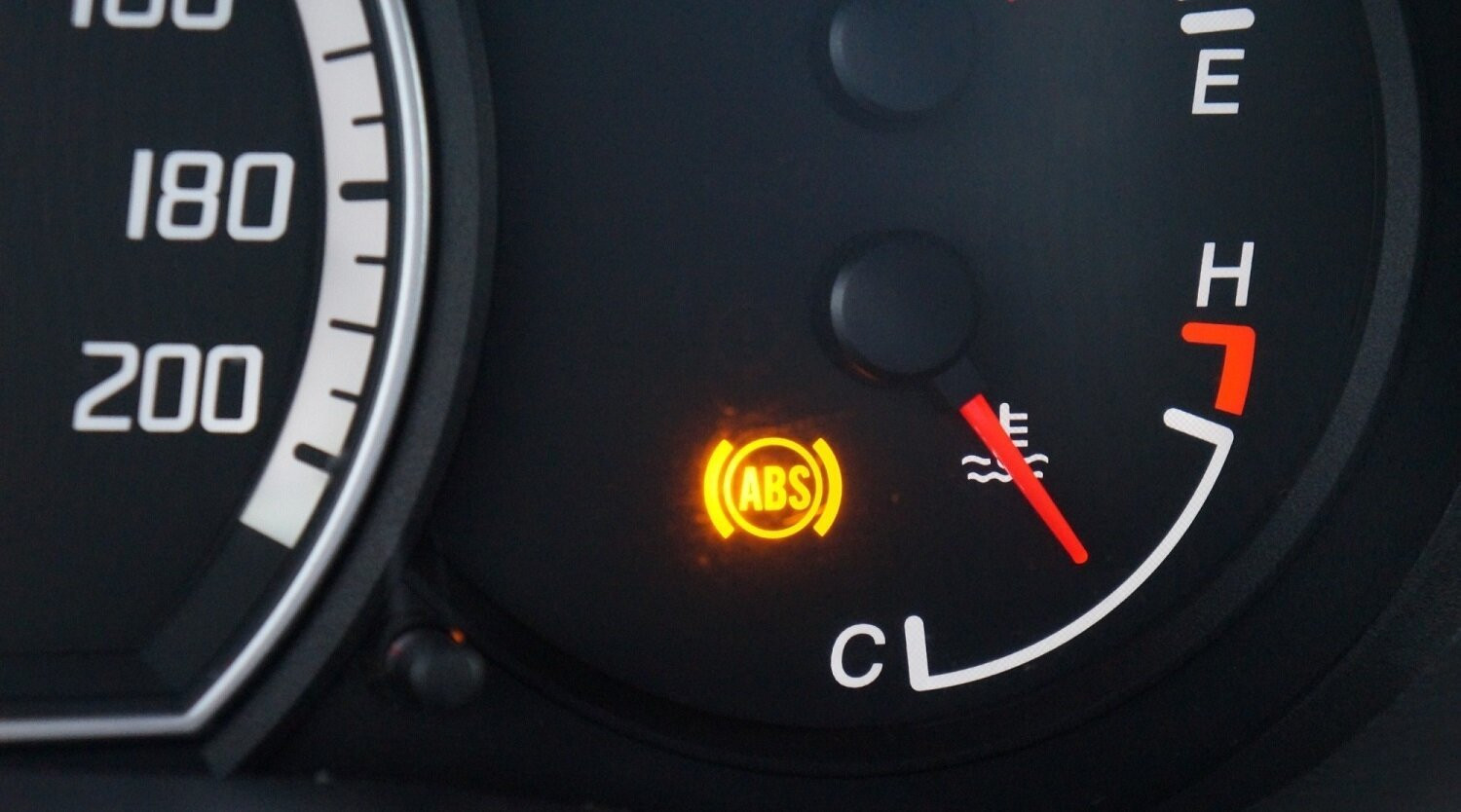 Lái xe không nên quá lo lắng khi phanh ABS bật sáng. (Ảnh minh họa).