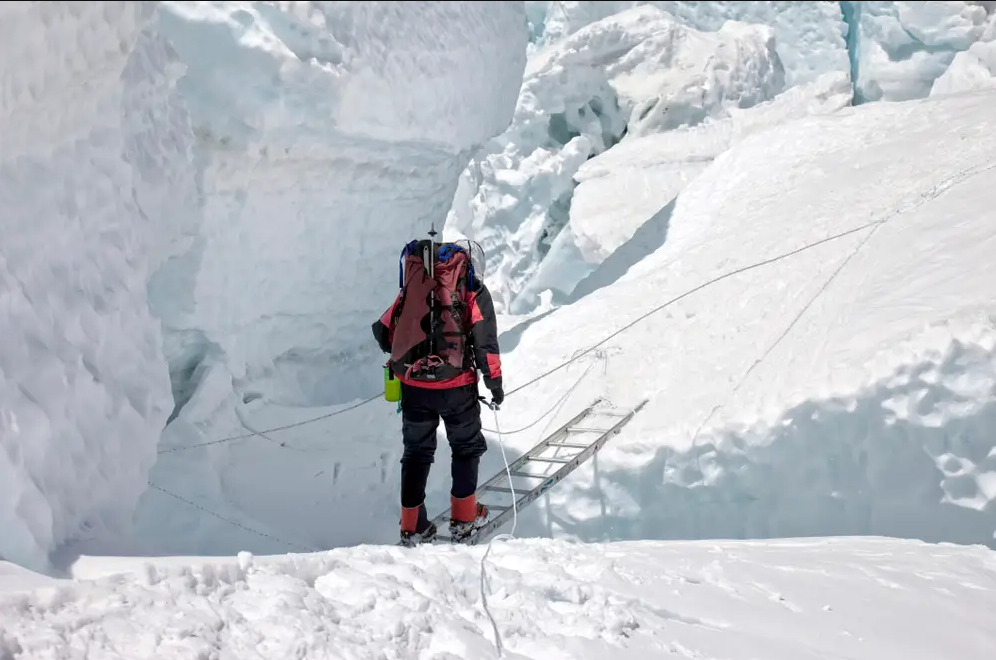 Đường lên đỉnh Everest ngày càng nguy hiểm do biến đổi khí hậu - 1