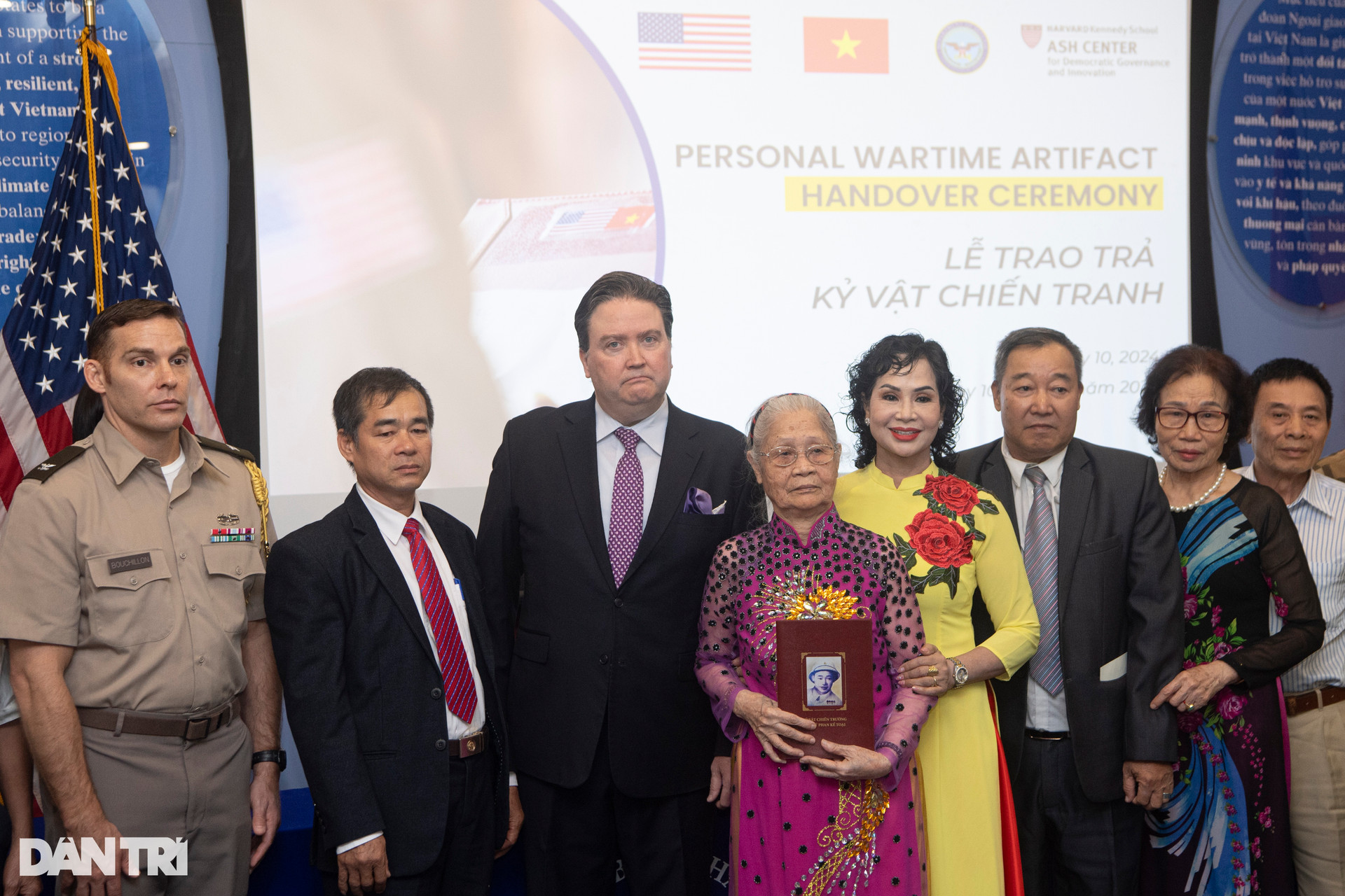 Đại sứ Mỹ chia sẻ khoảnh khắc xúc động khi trao trả kỷ vật chiến tranh - 3