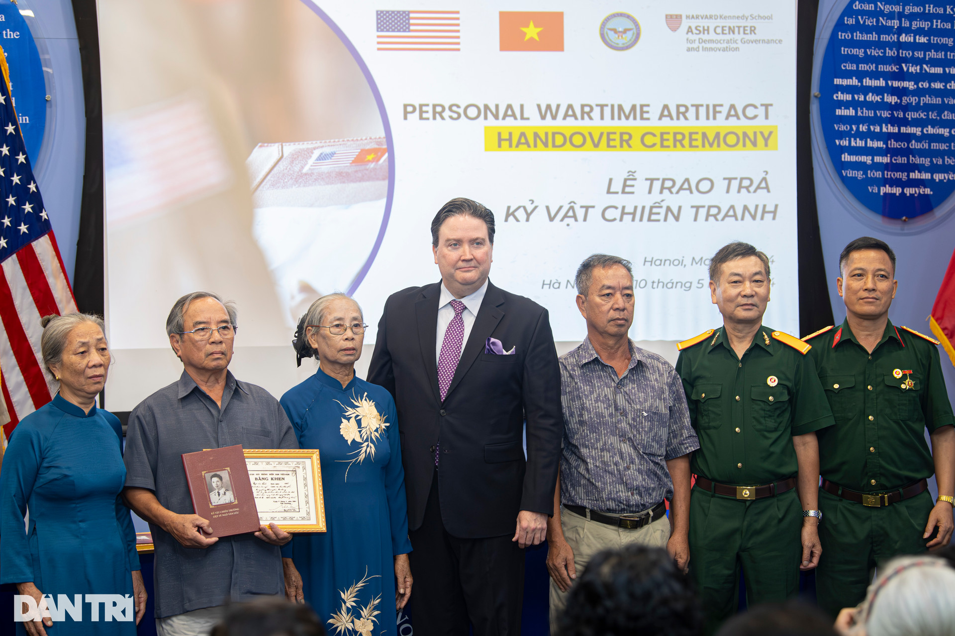 Đại sứ Mỹ chia sẻ khoảnh khắc xúc động khi trao trả kỷ vật chiến tranh - 2