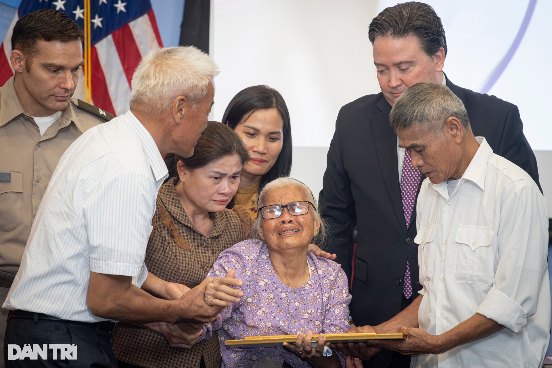 Đại sứ Mỹ chia sẻ khoảnh khắc xúc động khi trao trả kỷ vật chiến tranh - 9