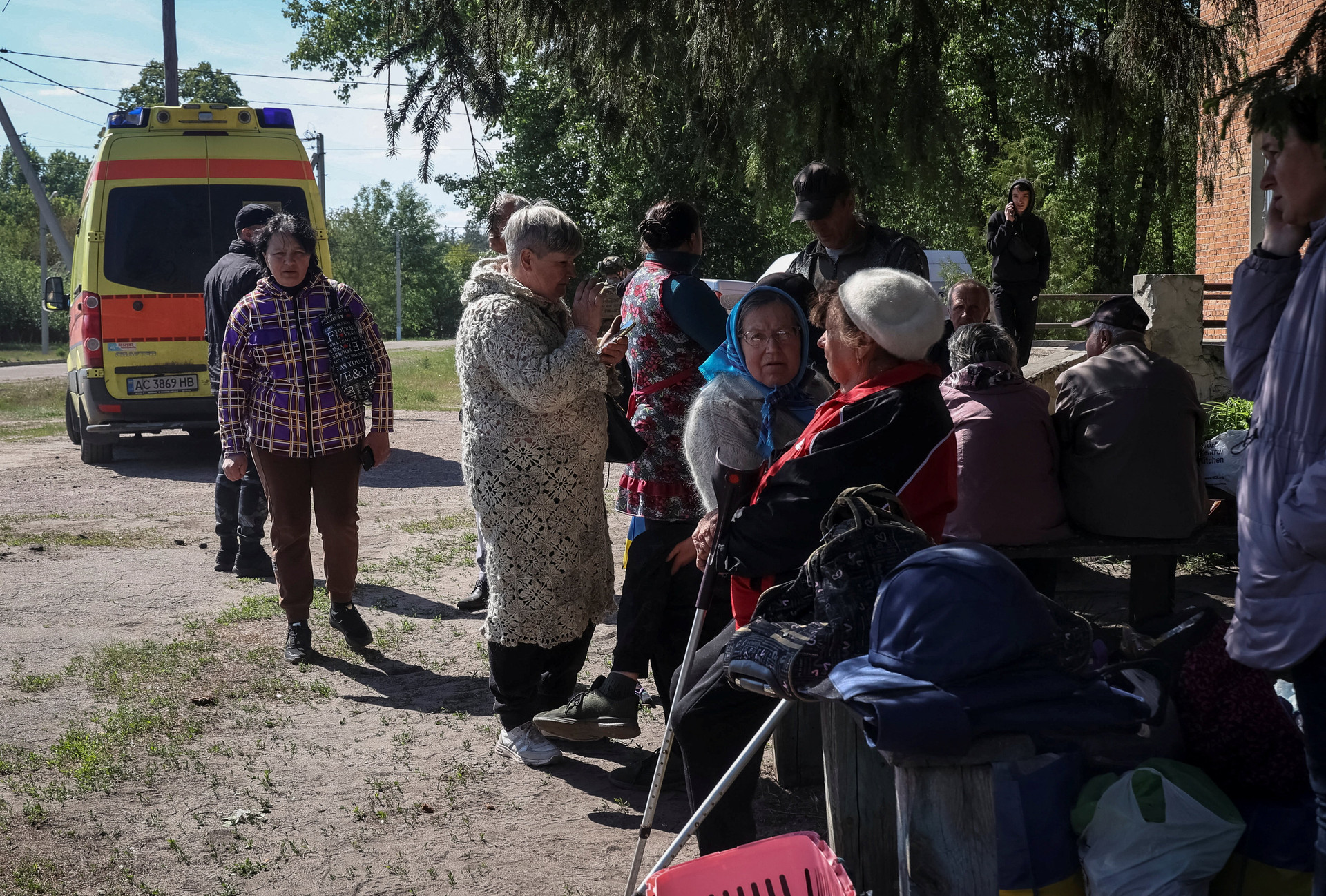 Hoạt động sơ tán người dân tại các khu dân cư ở miền bắc tỉnh Kharkov, đông bắc Ukraine vào ngày 10/5. (Ảnh: Reuters)