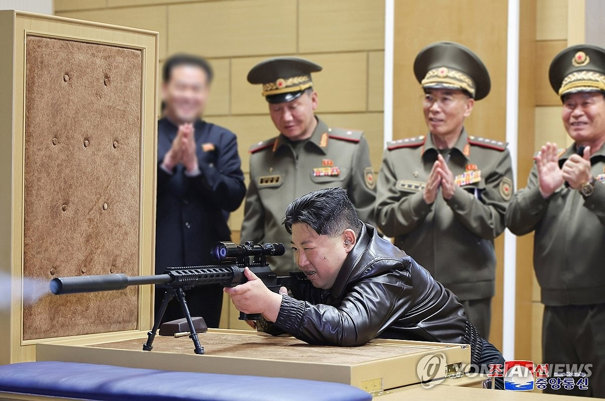 Ông Kim Jong-un bắn súng trong chuyến thăm nhà máy vũ khí - 2