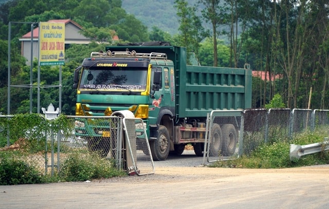 Ớn lạnh xe tải chở đất 