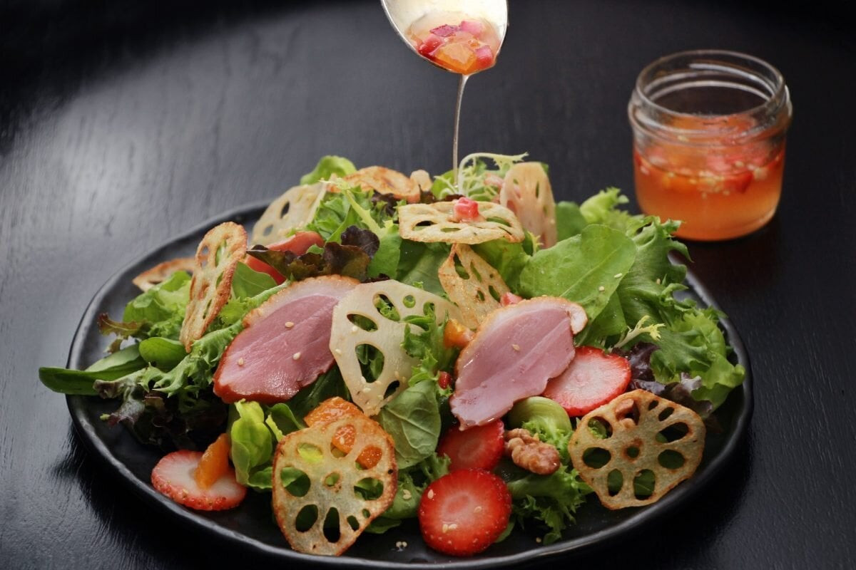 Củ sen 9 lỗ có hàm lượng tinh bột thấp, giòn ngọt nên rất thích hợp cho các món salad, xào hoặc muối chua. (Ảnh: Lookeast Magazine)