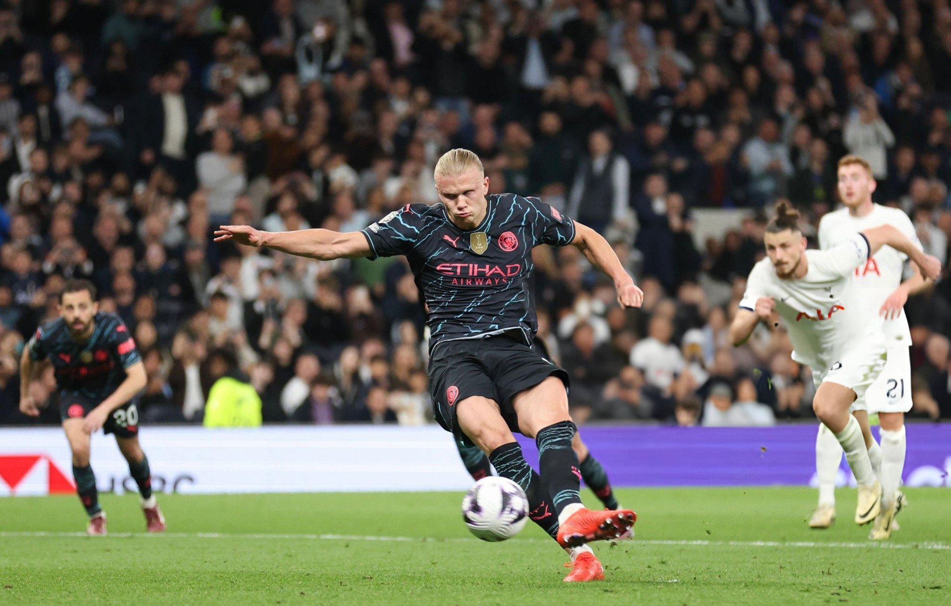 Haaland tỏa sáng trước Tottenham, Man City rộng cửa vô địch Premier League - 3