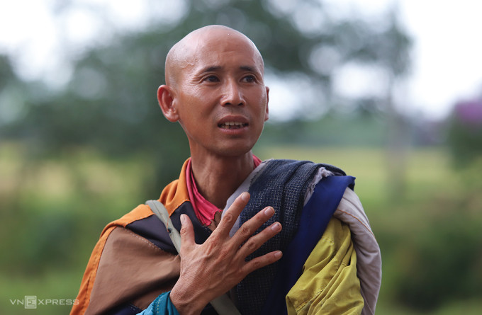 Ông Lê Anh Tú, người được gọi là Thích Minh Tuệ, chia sẻ về hành trình đi bộ suốt 6 năm qua. Ảnh: Đức Hùng