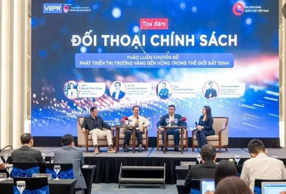 Các đại biểu tham gia phiên thảo luận về Phát triển thị trường vàng bền vững trong thế giới bất định. (Ảnh: Vietnam+)