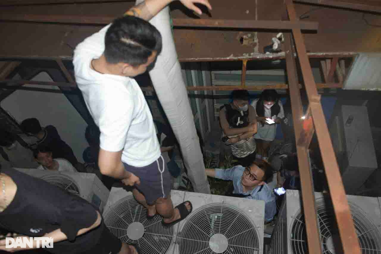 Cháy tòa nhà 4 tầng ở Hà Nội, nhiều người leo lên nóc nhà thoát thân - 4
