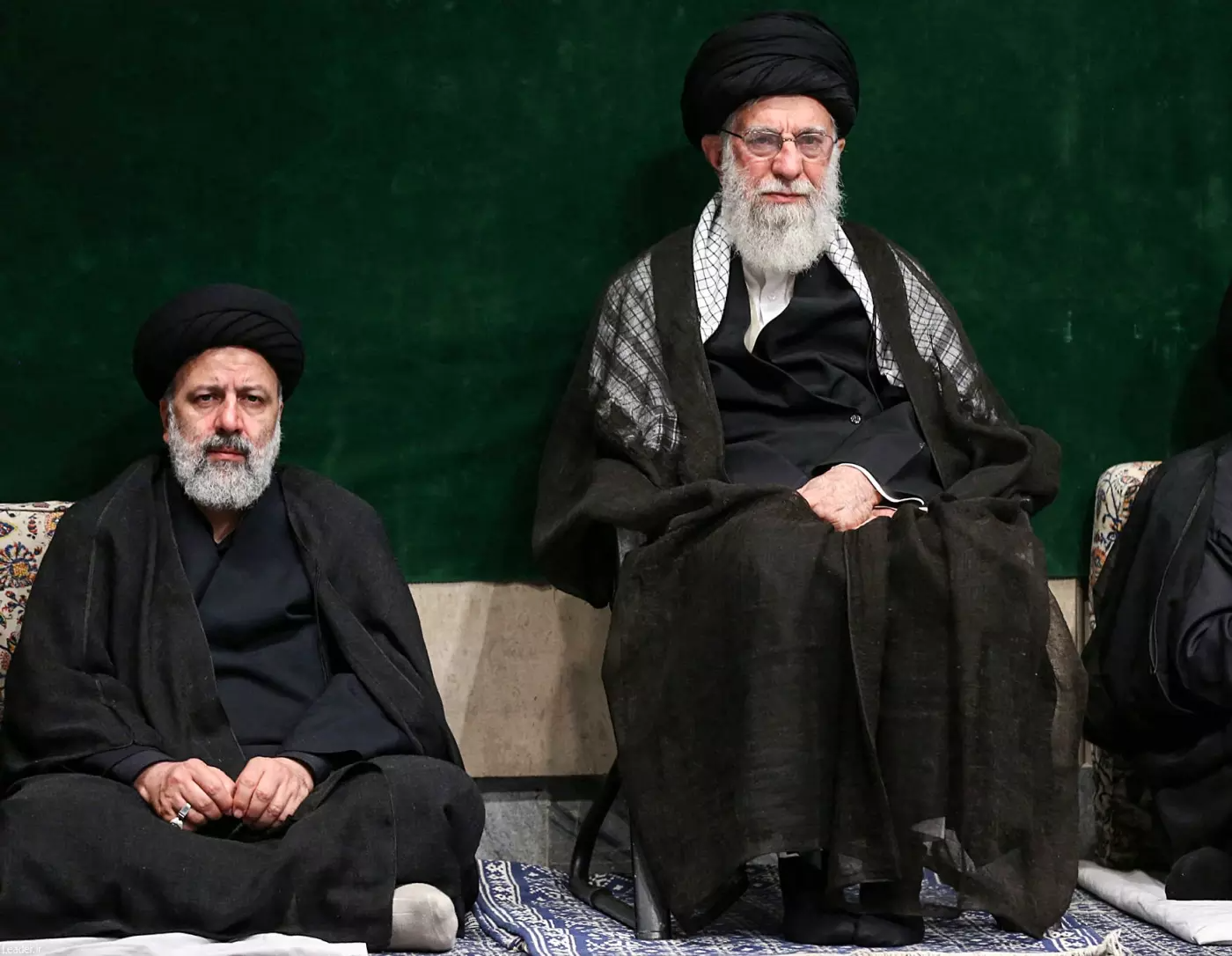 Ông Raisi, ngồi trái trong ảnh này, được cho là người kế nhiệm tiềm năng của Lãnh tụ tối cao Iran Ali Khamenei (ngồi bên phải). (Ảnh: AFP)