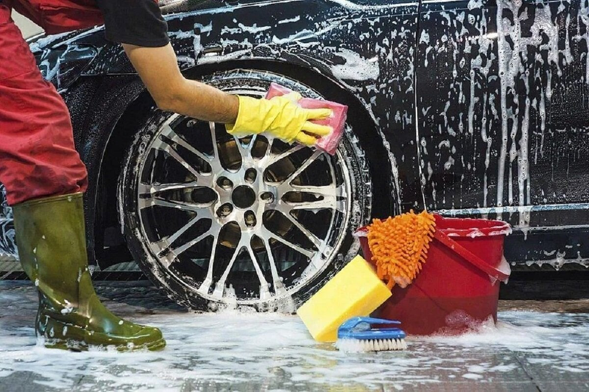 Sử dụng dung dịch rửa xe ô tô chuyên dụng sẽ giúp bảo vệ và duy trì lớp sơn xe, không gây gỉ sét các chi tiết kim loại. (Ảnh minh họa).
