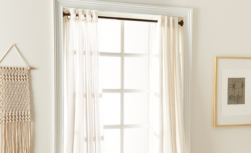Cách dễ nhất để treo rèm mà không cần khoan vào tường là đổi thanh treo rèm truyền thống bằng thanh căng, chẳng hạn như thanh treo rèm trong phòng tắm. Tuy nhiên, điều này đòi hỏi phải có hai bề mặt phẳng song song để các đầu của thanh căng tựa vào. Đối với các cửa sổ có khung cửa sâu, đây không phải là vấn đề.