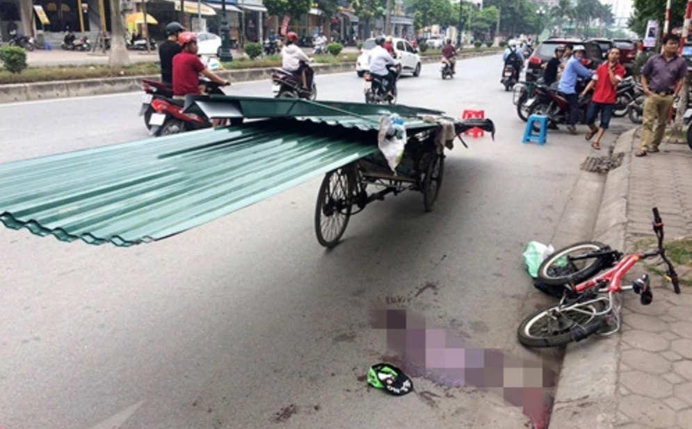 Xe xích lô chở tôn gây tai nạn khiến một bé trai tử vong ở Hà Nội.