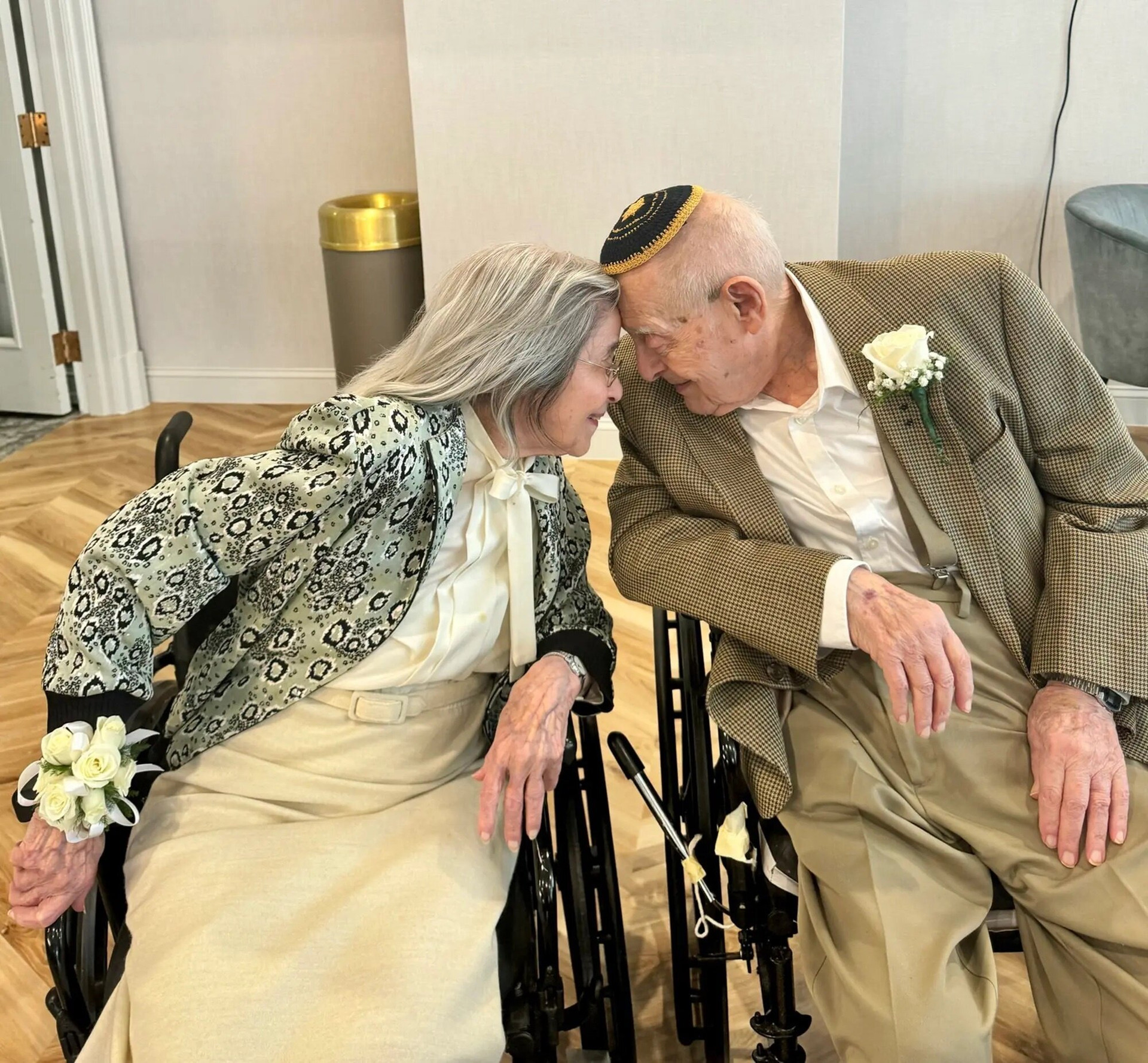 Bà Marjorie Fiterman (102 tuổi) và Bernie Littman (100 tuổi) kết hôn vào ngày 19/4 vừa qua. (Ảnh: Facebook/Sarah Sicherman)