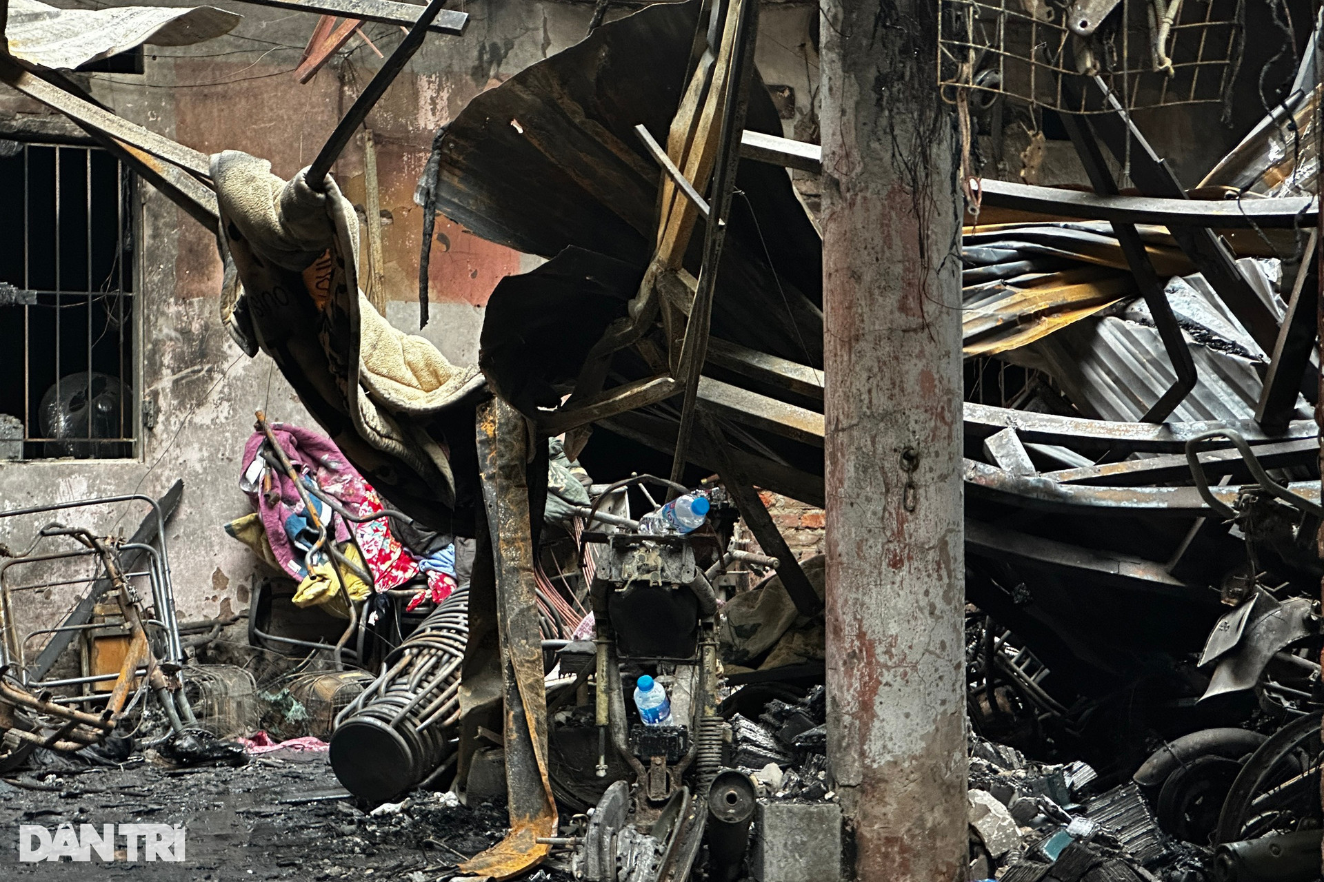 Hiện trường ngổn ngang vụ cháy 14 người chết ở Hà Nội - 9