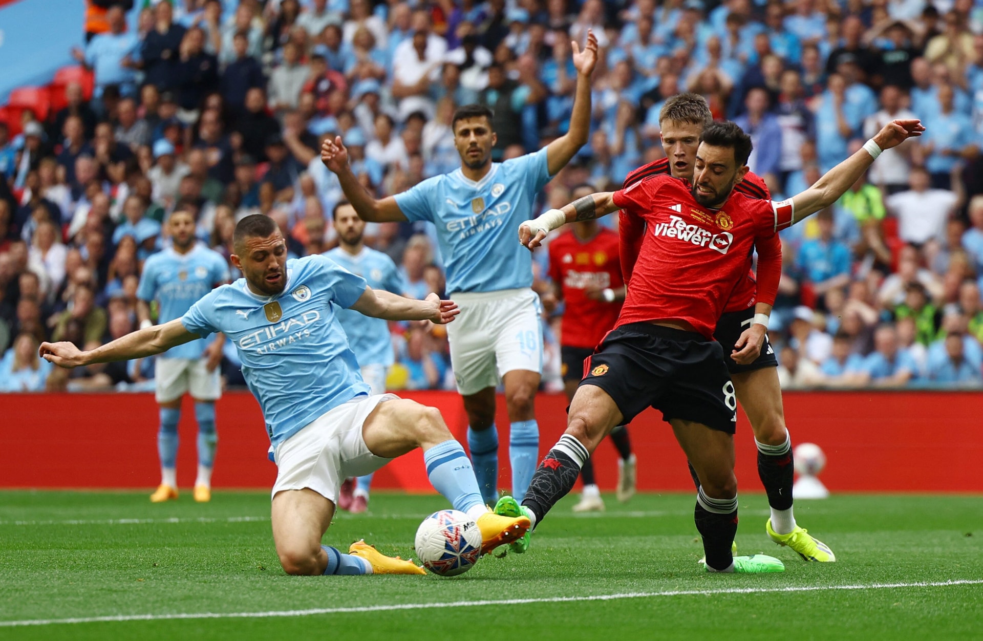 Man City chơi quá tệ, trong khi Man Utd có trận đấu hay nhất mùa giải. (Ảnh: Reuters)