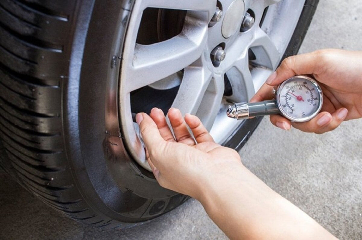 Kiểm tra kỹ lốp xe và bơm hơi theo đúng khuyến cáo trước khi vào đường cao tốc. (Ảnh minh họa).