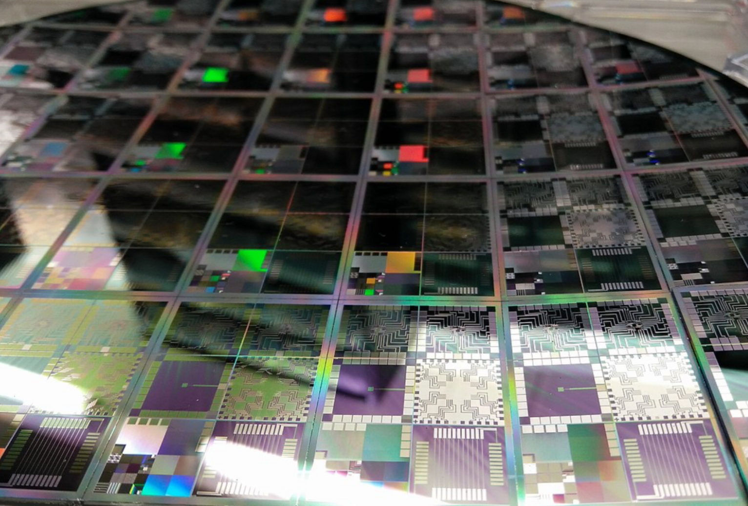 SAQP là phương pháp đa mẫu kết hợp với công nghệ quang khắc cũ DUV - giải pháp đang được các nhà sản xuất Trung Quốc sử dụng khi không thể tiếp cận EUV do hạn chế từ Hà Lan đối với việc xuất khẩu máy làm chip của ASML. (Ảnh: Wikipedia)