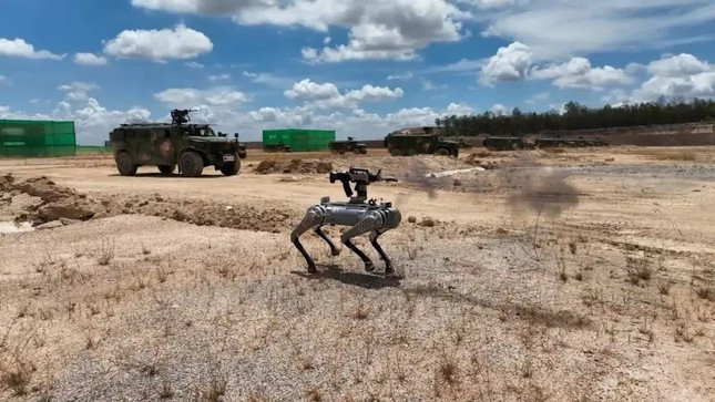 Tập trận với Campuchia, quân đội Trung Quốc tung ra chó robot bắn súng ảnh 1