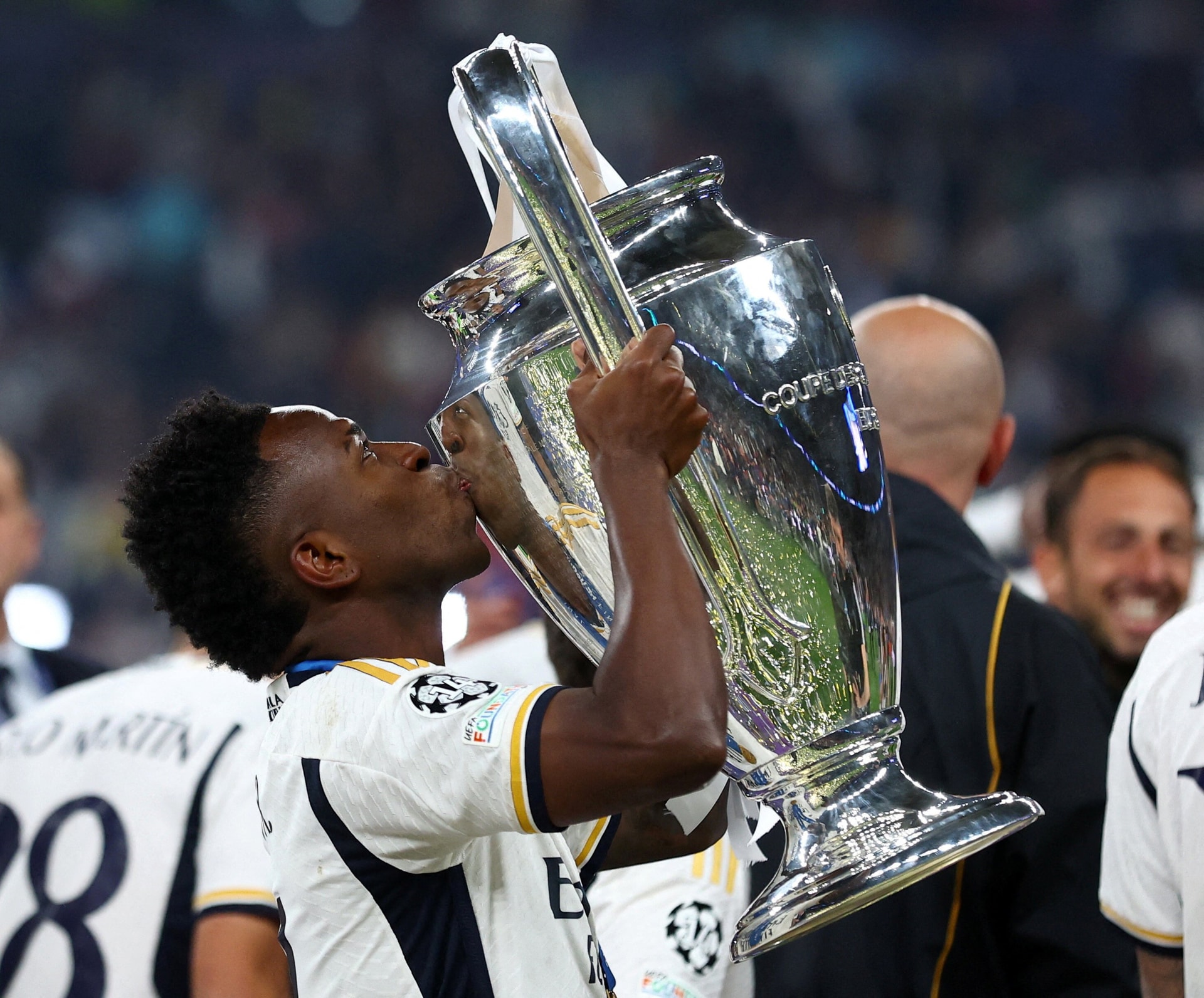 Vinicius Jr trở thành cầu thủ thứ 8 và là người trẻ nhất ghi bàn trong 2 trận chung kết Champions League.